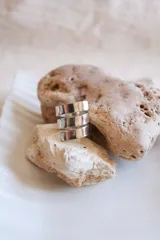 Anillo plateado de alpaca con diseño de espiral triple.