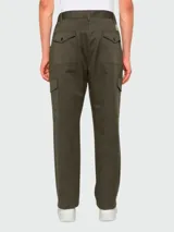 Pantalón cargo deportivo color verde oscuro, con cintura elástica ajustable con cordón, bolsillos laterales con solapa y bolsillos traseros con cierre de botón a presión. Corte recto y tobillos con puños elásticos.