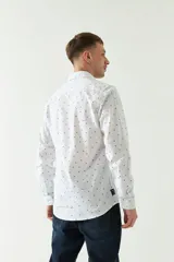 Camisa de manga larga con estampado de figuras geométricas en tonos beige y negro, confeccionada en tejido estilo lino.