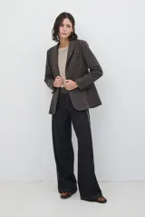 Pantalon de corte recto y pierna ancha, confeccionado en tela tipo denim color azul oscuro, con costuras a contratono y detalle de abertura lateral en el ruedo.