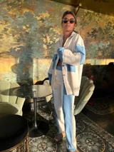 Camisa de manga larga con bloques de color en jean celeste y gabardina color crema.