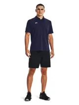 Chomba deportiva Under Armour de manga corta, confeccionada en tejido texturizado ligero y transpirable. Presenta cuello clásico con tapeta de dos botones y el logo de la marca estampado en el pecho.