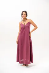Vestido largo magenta de lino, con tirantes finos y escote en V.