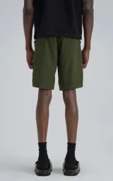 Short de baño color verde militar, confeccionado en microfibra de secado rápido. Presenta cierre frontal con cordón y velcro, y tres bolsillos con cierre (uno en cada lateral y uno trasero).