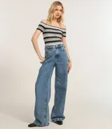 Blusa de poliamida seamless con escote recto hombro a hombro, mangas cortas y patrón de rayas horizontales en blanco y negro.