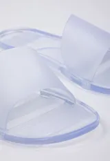 Sandalia chata color negro de goma semi transparente con tira ancha sobre el empeine.