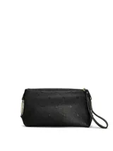 Bolso de mano compacto negro de cuero sintético granulado, con cierre de cremallera superior, detalles metálicos dorados y correa de muñeca.