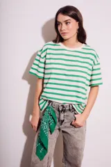 Remera de algodón peinado a rayas horizontales verdes y blancas, de corte recto y mangas cortas.