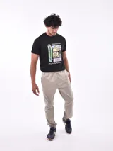 Pantalón jogger de color azul marino, con cordón ajustable en la cintura y puños elásticos en los tobillos.