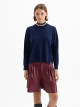 Sweater azul marino de largo hasta la cadera, con mangas largas y tejido en mezcla de lana merino y algodón. De silueta holgada.