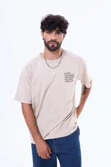 Remera de algodón con efecto lavado, corte oversize y estampa frontal con frase motivacional.