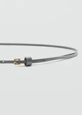 Cinturón fino de diseño minimalista, confeccionado en piel bovina con hebilla metálica de zinc.