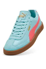 Championes deportivos Puma modelo Club II Era, de color blanco con detalles en negro, tapín de gamuza gris claro en la puntera y suela de goma marrón.