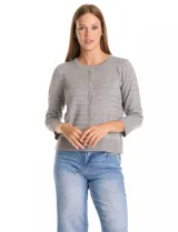 Cardigan de tejido fino en color gris, con cuello redondo, cierre frontal con botones y mangas tres cuartos.