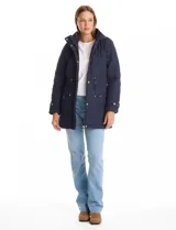 Campera capitoneada de corte clásico, con cuello alto, capucha desmontable y cierre frontal con broches a presión dorados. Presenta cordón de ajuste en la cintura con terminales metálicas y bolsillos frontales con broche.