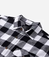 Camisa de franela marca Blue Steel, con diseño de cuadros grandes en blanco y negro, cuello inglés, manga larga y cierre frontal con botones.