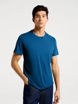 Camiseta celeste de corte slim, cuello redondo y manga corta.