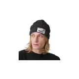 Gorro tipo beanie acolchado de color negro, con diseño matelasseado y etiqueta blanca frontal con el logo y texto de la marca.