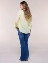 Blusa celeste con estampado efecto pincelada blanca, de corte semi holgado, escote en V con cuello solapa y media abotonadura frontal con botones nacarados. Presenta finas alforzas verticales en la pechera y mangas 3/4 con puños elastizados.