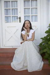 Brazalete rígido plateado con textura irregular.