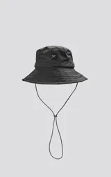 Gorro tipo bucket color negro con cordón ajustable para la barbilla y etiqueta frontal con logo bordado.