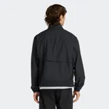 Campera deportiva New Balance de corte moderno, color negro, con cuello alto, cierre frontal completo y mangas largas con puños elásticos. Presenta bolsillos laterales con cierre y logo de la marca en tono mate en el pecho.