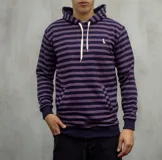 Canguro con capucha a rayas horizontales violetas y azul marino, con cordones blancos y logo bordado en el pecho. Tiene bolsillo tipo canguro.