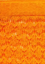 Pantalon de crochet color naranja con diseño de tejido calado, corte flare y cintura elástica.