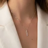 Collar de plata 925 con cadena de eslabones y dije rectangular con circonias incrustadas.