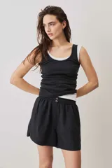 Musculosa blanca de corte clásico, con escote redondo y tirantes anchos.