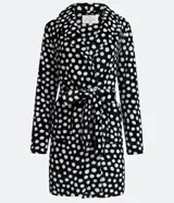 Bata corta de fleece color negro con estampado de lunares blancos, cuello solapa y lazo en la cintura.
