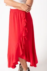 Pollera midi roja con cintura elastizada y volados en diagonal.