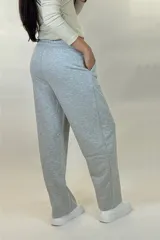 Pantalon deportivo de corte recto y tiro medio, confeccionado en tejido de algodón con cintura elástica y cordón ajustable. Presenta un diseño holgado y cómodo.