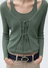 Cardigan de punto canalé color verde oliva, con diseño entallado, cuello de pico y cierre frontal mediante lazos. Incluye una musculosa a juego del mismo tejido y color.