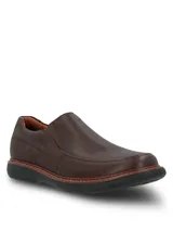Zapato tipo mocasín de cuero vacuno con textura granulada, diseño sin cordones y suela de goma EVA flexible. Cuenta con costuras reforzadas en el contorno y forro interior combinado.