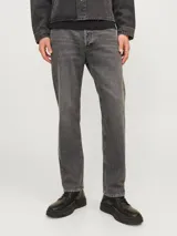 Jean de corte relaxed fit, color gris lavado, con diseño clásico de cinco bolsillos y cierre frontal con botones.