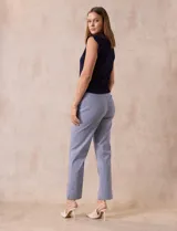 Pantalón de vestir de gabardina elastizada a rayas verticales celestes y blancas. Marca Zac & Rachel, corte recto, pretina ancha con faja interna modeladora.