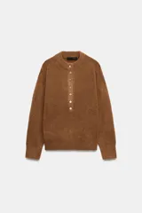 Jersey de punto color marrón, de cuello redondo y manga larga, con cierre frontal parcial de botones.