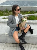 Botas Chelsea de caña media color negro, con elásticos laterales y suela track. Fabricadas en cuero vegano.