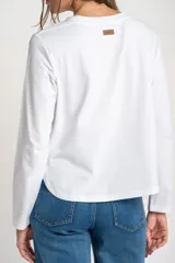 Remera de manga larga color negro, con escote redondo y calce ajustado al cuerpo.