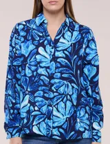 Camisa de gasa estampada con diseño animal print, cuello con solapa, escote en V, cierre frontal con botones y mangas largas, de la marca Ninety Clothing.