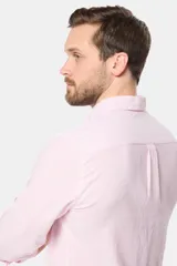 Camisa de lino rayada de manga larga, con cuello camisero, cierre frontal de botones y detalle de logo bordado en el pecho.