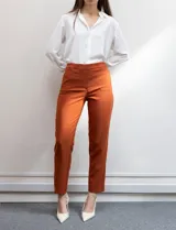 Pantalón de vestir color celeste, de corte recto y largo tobillero. Confeccionado en gabardina elastizada. Marca Zac & Rachel.