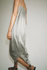 Vestido midi de Zara Woman Collection color verde, con escote recto, tirantes finos ajustables, detalles de encaje a tono en el escote y el bajo asimétrico.