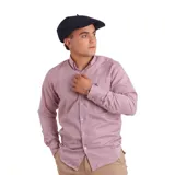 Camisa de hombre a cuadros rojos y blancos, de manga larga y corte clásico.