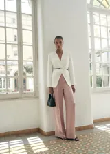 Pantalón wide leg de tiro medio y tejido satinado, con diseño largo y efecto arrugado, y cierre de cremallera en la parte posterior.