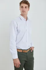 Camisa blanca de vestir, de corte clásico y manga larga.