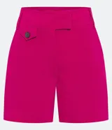 Short de vestir color fucsia, de tiro alto, con trabillas en la cintura cruzada y bolsillos laterales.