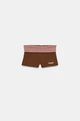 Shorts de tiro medio con cintura combinada efecto vuelta a rayas horizontales rosadas y marrones. Presenta un diseño ajustado en color marrón con detalle de texto bordado en el delantero.