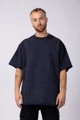 Remeron de algodón rústico con efecto de lavado gastado, corte oversize, cuello redondo y mangas cortas con terminaciones al corte.